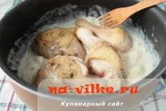 Тушкована курка в сметанному соусі на сковороді - рецепт з фото (соусі) Тушкована курка в сметанному соусі на сковороді - рецепт з фото