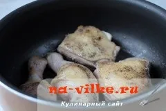 Тушкована курка в сметанному соусі на сковороді - рецепт з фото (сметанному) Тушкована курка в сметанному соусі на сковороді - рецепт з фото