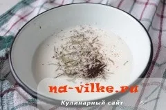 Тушкована курка в сметанному соусі на сковороді - рецепт з фото (курка) Тушкована курка в сметанному соусі на сковороді - рецепт з фото
