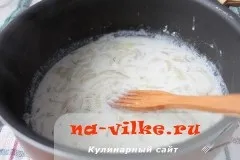 Тушкована курка в сметанному соусі на сковороді - рецепт з фото (рецепт) Тушкована курка в сметанному соусі на сковороді - рецепт з фото