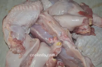 Тушкована курка з картоплею по-домашньому