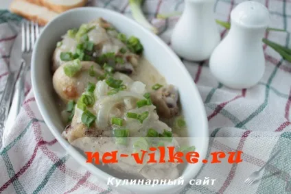 Тушкована курка в сметанному соусі на сковороді - рецепт з фото (курка сметанному соусі) Тушкована курка в сметанному соусі на сковороді - рецепт з фото
