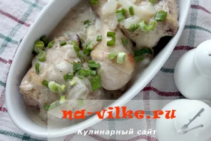 Тушкована курка в сметанному соусі на сковороді - рецепт з фото (курка) Тушкована курка в сметанному соусі на сковороді - рецепт з фото