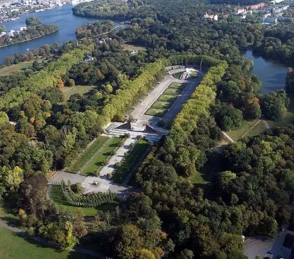 Трептов парк в Берліні (treptower park) - меморіал і зелена зона (treptower) Трептов парк в Берліні (treptower park) - меморіал і зелена зона