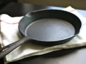 Догляд за чавунною сковородою - способи і рекомендації (сковородою) Догляд за чавунною сковородою - способи і рекомендації