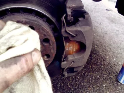 Заміна передніх гальмівних колодок на chevrolet lanos (бачка гальмівною рідиною) Заміна передніх гальмівних колодок на chevrolet lanos