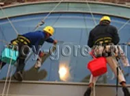 За весну промислові альпіністи відмінно заробляють (миття вікон) За весну промислові альпіністи відмінно заробляють