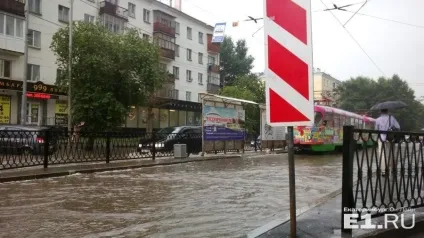 Затоплені вулиці, вирубали світлофори, розбиті градом машини все наслідки зливи в (зливи) Затоплені вулиці, вирубали світлофори, розбиті градом машини все наслідки зливи в