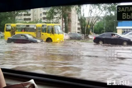 Затоплені вулиці, вирубали світлофори, розбиті градом машини все наслідки зливи в (зливи) Затоплені вулиці, вирубали світлофори, розбиті градом машини все наслідки зливи в