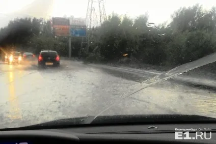 Затоплені вулиці, вирубали світлофори, розбиті градом машини все наслідки зливи в (зливи) Затоплені вулиці, вирубали світлофори, розбиті градом машини все наслідки зливи в