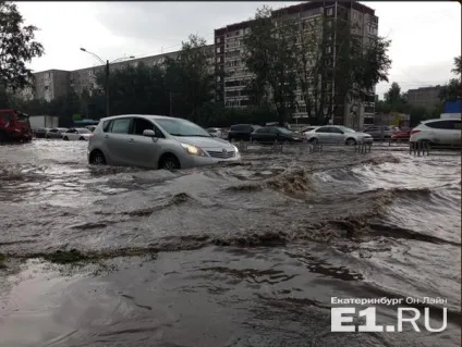 Затоплені вулиці, вирубали світлофори, розбиті градом машини все наслідки зливи в (градом) Затоплені вулиці, вирубали світлофори, розбиті градом машини все наслідки зливи в