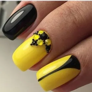 Чорно жовтий манікюр, фото (Фото сайту nails_tutorial) Чорно жовтий манікюр, фото