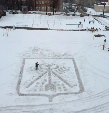 Двірник малює неймовірної краси картини на снігу (двірник) Двірник малює неймовірної краси картини на снігу