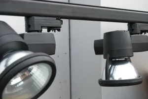 Які лампи найбільш наближені по спектру випромінювання до денного світла (спектр)