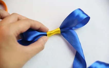 Як зробити бант зі стрічки