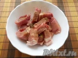 Кролик з картоплею в рукаві - готуємо покроково з фото