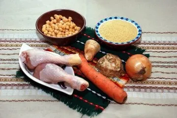 Кускус з куркою, овочами, нутом і зеленню по-східному (кускус) Кускус з куркою, овочами, нутом і зеленню по-східному