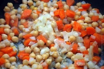 Кускус з куркою, овочами, нутом і зеленню по-східному (куркою) Кускус з куркою, овочами, нутом і зеленню по-східному