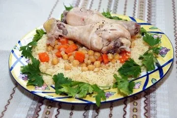 Кускус з куркою, овочами, нутом і зеленню по-східному (нутом) Кускус з куркою, овочами, нутом і зеленню по-східному
