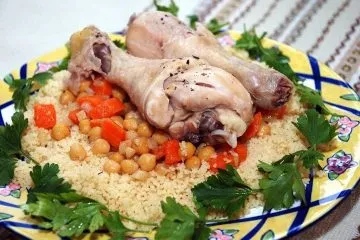 Кускус з куркою, овочами, нутом і зеленню по-східному (зеленню) Кускус з куркою, овочами, нутом і зеленню по-східному
