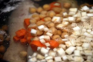 Кускус з куркою, овочами, нутом і зеленню по-східному (овочами) Кускус з куркою, овочами, нутом і зеленню по-східному