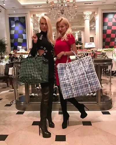 Марія Погребняк збожеволіла на «човникових» сумках за 120 000 руб (Марія Погребняк) Марія Погребняк збожеволіла на «човникових» сумках за 120 000 руб