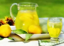 Напій з м'ятою і лимоном (вода фільтрована цукровий) Напій з м'ятою і лимоном
