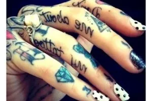 Чоловічі і жіночі тату на пальцях - значення, фото, ідеї (чоловічі) Чоловічі і жіночі тату на пальцях - значення, фото, ідеї