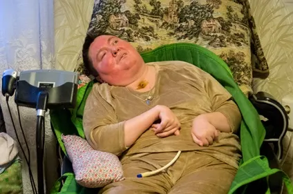Вона лежала пластом і ні на що не реагувала »(реагувала) Вона лежала пластом і ні на що не реагувала »