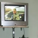 Полиці під телевізор на стіну як оформити стіну в вітальні, дизайн кімнати з підвісним тв, рамка на (телевізор) Полиці під телевізор на стіну як оформити стіну в вітальні, дизайн кімнати з підвісним тв, рамка на