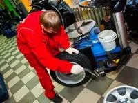 При гальмуванні б'є педаль гальма причини, способи вирішення, поради (гальмуванні) При гальмуванні б'є педаль гальма причини, способи вирішення, поради