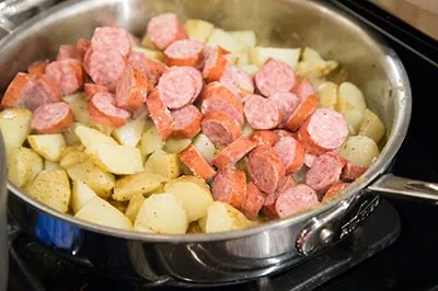 Рецепт картоплі з ковбасою