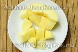 Салат з куркою і фруктами (родзинки) Салат з куркою і фруктами