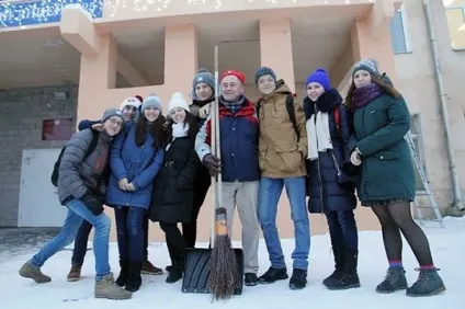 Шкільний двірник малює картини на снігу, щоб принести радість дітям, умкра (снігу) Шкільний двірник малює картини на снігу, щоб принести радість дітям, умкра