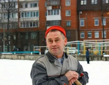 Шкільний двірник малює картини на снігу, щоб принести радість дітям, умкра (Семен бухарні) Шкільний двірник малює картини на снігу, щоб принести радість дітям, умкра