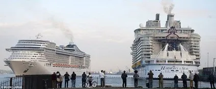 Зійшов на воду найбільший корабель в історії (11 фото)