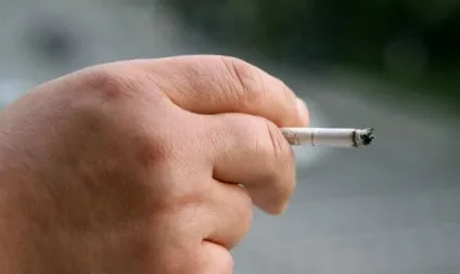 Сусіди курять в під'їзді - що робити як боротися з курцями (сусіди) Сусіди курять в під'їзді - що робити як боротися з курцями