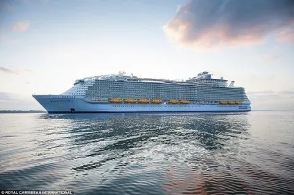 Зійшов на воду найбільший корабель в історії (11 фото)