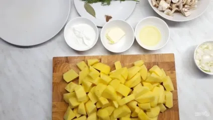 Картопля, тушкований в сметанному соусі з грибами - покроковий рецепт з фото на (соусі) Картопля, тушкований в сметанному соусі з грибами - покроковий рецепт з фото на