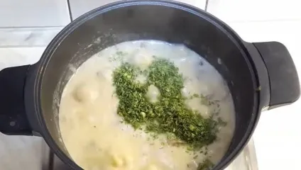 Картопля, тушкований в сметанному соусі з грибами - покроковий рецепт з фото на (соусі) Картопля, тушкований в сметанному соусі з грибами - покроковий рецепт з фото на
