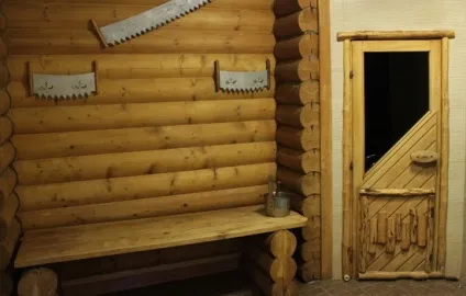 Вхідні двері в баню