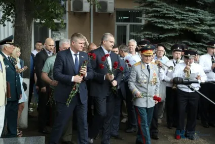 У столиці криму відкрили пам'ятник на честь 50-річчя сімферопольського ввпсу (відкрили) У столиці криму відкрили пам'ятник на честь 50-річчя сімферопольського ввпсу