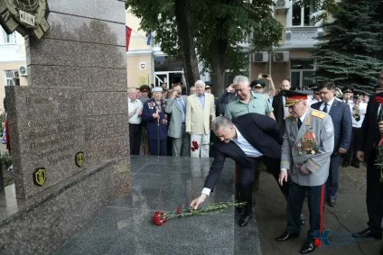 У столиці криму відкрили пам'ятник на честь 50-річчя сімферопольського ввпсу (криму) У столиці криму відкрили пам'ятник на честь 50-річчя сімферопольського ввпсу