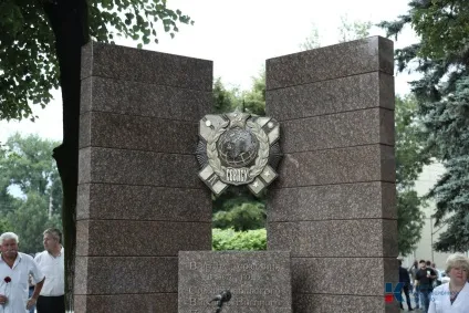 У столиці криму відкрили пам'ятник на честь 50-річчя сімферопольського ввпсу (відкрили) У столиці криму відкрили пам'ятник на честь 50-річчя сімферопольського ввпсу
