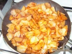 Смажена картопля з помідорами (ріпчаста цибуля) Смажена картопля з помідорами