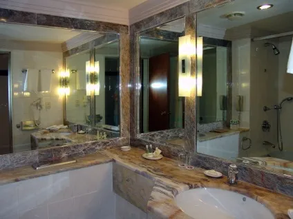 Дзеркала навпроти один одного в спальні або ванній, чи можна вішати (один) Дзеркала навпроти один одного в спальні або ванній, чи можна вішати