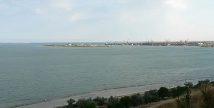 Керченську протоку з'єднує два моря - чорне і азовське, і дві держави - Україна та Україна, (чорне) Керченську протоку з'єднує два моря - чорне і азовське, і дві держави - Україна та Україна,