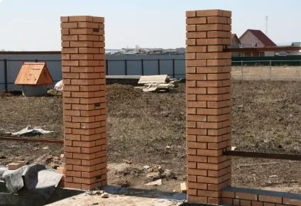 Кладка цегляних стовпів для забору своїми руками (інструкція відео) (стовпів) Кладка цегляних стовпів для забору своїми руками (інструкція відео)
