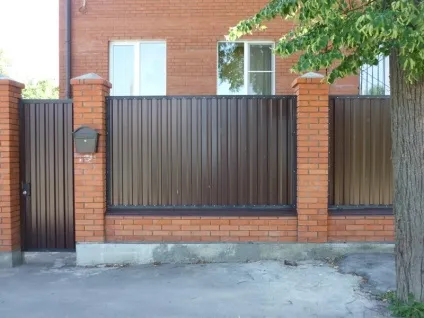 Кладка цегляних стовпів для забору своїми руками (інструкція відео) (цегляних) Кладка цегляних стовпів для забору своїми руками (інструкція відео)
