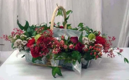 Кошик з квітами і фруктами